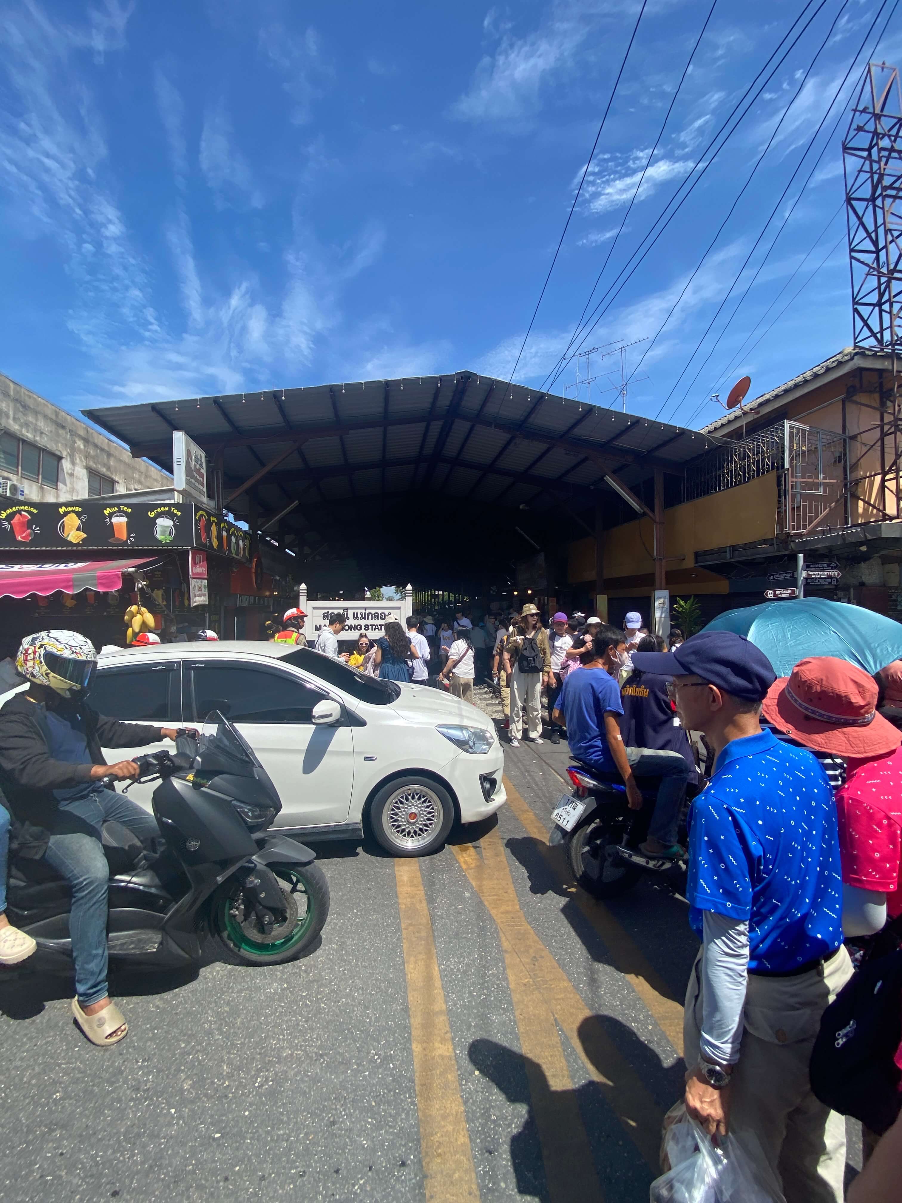 سوق السكة الحديدية في ماكلونغ Maeklong Railway Market