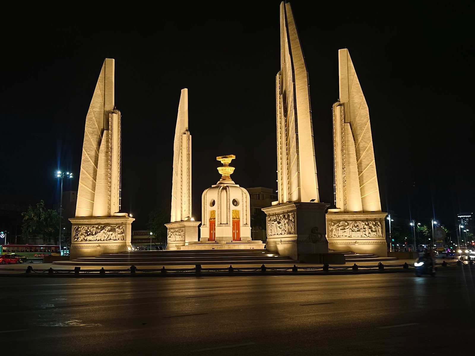 نصب تذكاري للديمقراطية Democracy Monument