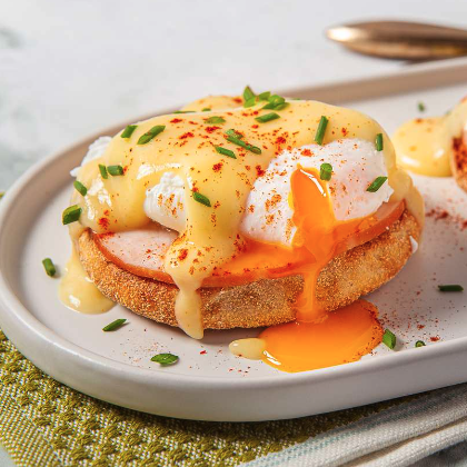 班尼迪克蛋 (半熟水煮蛋，淋上荷蘭醬) Eggs-benedict