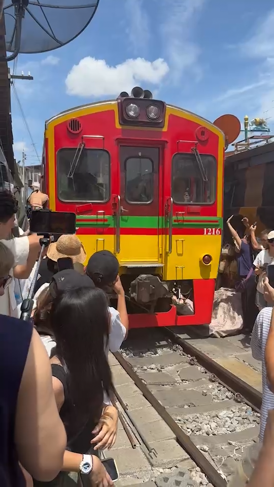 Zugfahrzeiten am Maeklong Railway Market