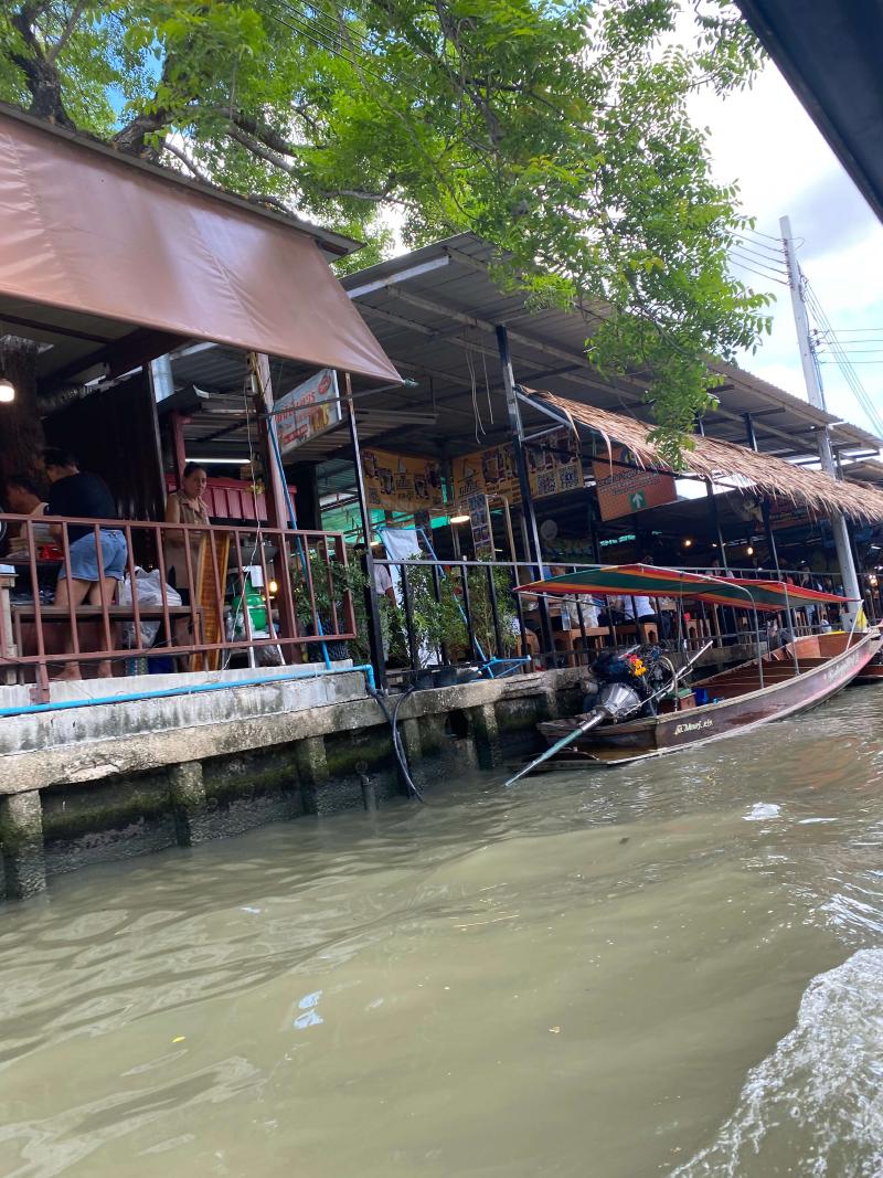 Featured image of post Kostenloser Shuttlebus zu den Wasserstadtmärkten in Bangkok, Thailand: Khlong Lat Mayom Floating Market, Taling Chan Floating Market, nur ฿100 für eine 60-minütige Bootsfahrt mit einem Longtailboot, erschwingliche Preise für Speisen und Souvenirs, ein beliebter Markt für Einheimische, um das tägliche Leben der Thailänder zu erleben und die lokale Wasserstadtmarkt-Kultur zu genießen