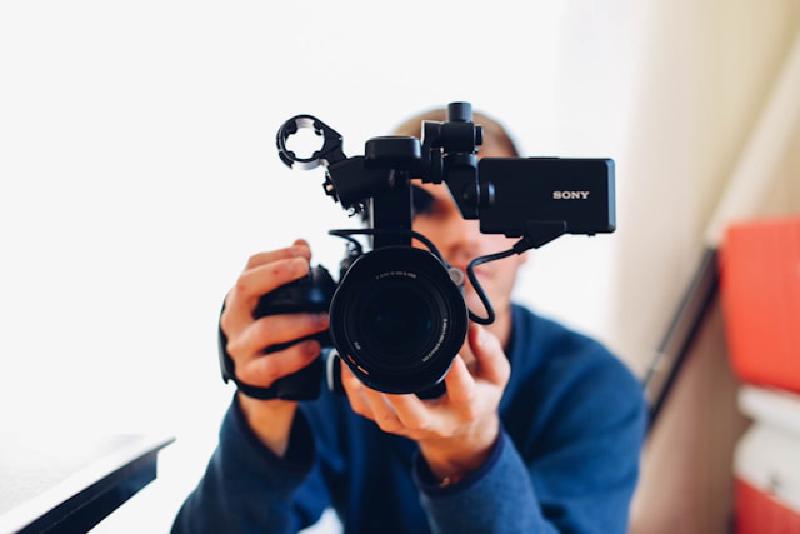 Featured image of post Was bedeuten A-Roll und B-Roll in der Filmindustrie, Werbung oder Videoproduktion? Welche Beispielsituationen gibt es für A-Roll und B-Roll in der Filmindustrie, Werbung, Reise-Vlogs, Bildung und Training sowie Nachrichtenberichterstattung? Welche Methoden und Techniken gibt es für das Filmen von B-Roll?