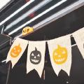 Die Bedeutung und Bräuche von Halloween: Was ist Halloween? Welche Aktivitäten und Bräuche gibt es zu Halloween? Warum verwendet man Kürbislaternen (Jack-o'-lantern) an Halloween? Was bedeuten Süßes oder Saures (Trick or Treat) und Kostümpartys? Wie wird Halloween in verschiedenen Regionen gefeiert? Wo wohnen die Kelten (Celt)? Was ist die Beziehung zwischen den Kelten (Celt) und den Boston Celtics (Boston Celtics)?