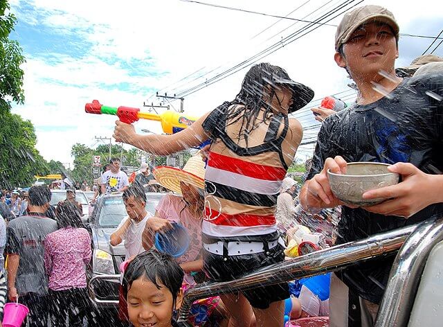 Was müssen Touristen während des Wasserfestes beachten?