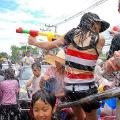 Was bedeutet das thailändische Wasserfest und welche Bräuche gibt es? Warum wird Wasser gespritzt? Was müssen Touristen während des Wasserfestes beachten? Nicht nur in Thailand, sondern auch in Laos, Myanmar, Kambodscha und bei den Dai in China gibt es das Wasserfest! Warum darf man während des Wasserfestes kein Wasser auf Mönche, ältere Menschen, Kinder und diensthabende Polizisten spritzen?