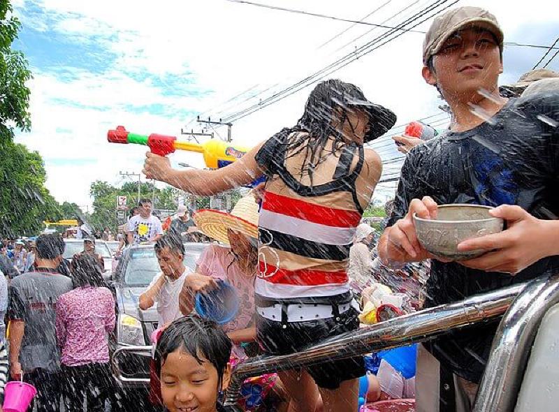 Featured image of post Was bedeutet das thailändische Wasserfest und welche Bräuche gibt es? Warum wird Wasser gespritzt? Was müssen Touristen während des Wasserfestes beachten? Nicht nur in Thailand, sondern auch in Laos, Myanmar, Kambodscha und bei den Dai in China gibt es das Wasserfest! Warum darf man während des Wasserfestes kein Wasser auf Mönche, ältere Menschen, Kinder und diensthabende Polizisten spritzen?