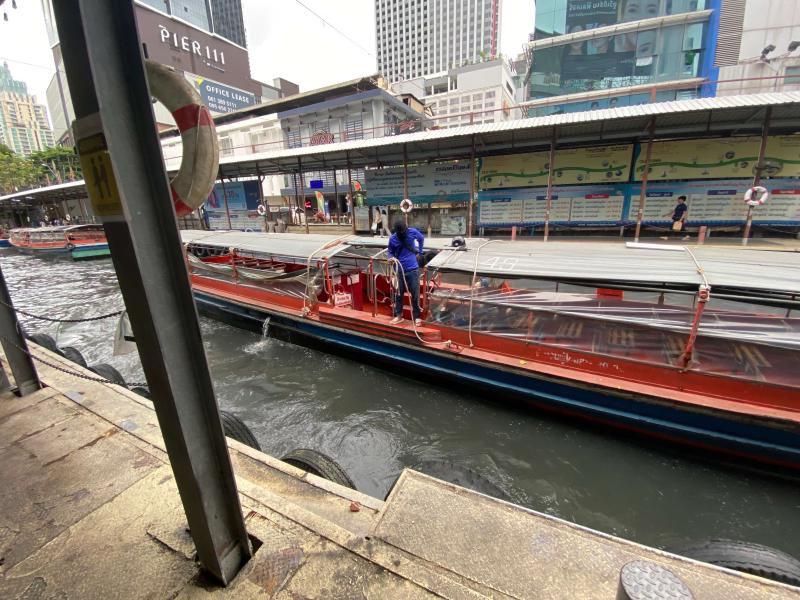 Featured image of post Bangkok City Khlong Boats: Avoid city traffic by taking the Khlong boats for ฿10-฿20. Quickly travel around Bangkok's city center within 15 minutes, reaching popular destinations like Khao San Road Night Market, the Grand Palace, Wat Pho, Wat Phra Kaew, Democracy Monument, and the Old Town.