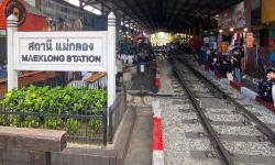 Featured image of post Fin de semana en Bangkok, Tailandia: Estación de autobuses Ekkamai, viaje por ฿100 al Mercado Ferroviario de Maeklong y al Mercado Flotante de Amphawa, experimenta la maravillosa vista del tren pasando por el mercado, prueba los bocadillos locales tailandeses y disfruta de un paseo en barco para observar luciérnagas en la ribera