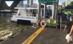 Featured image of post Crucero por el río Chao Phraya en Bangkok, Tailandia: códigos de muelle, nombres de muelle, mapa completo de atracciones, tomar el BTS hasta la estación Saphan Taksin, embarcarse en el muelle central, explorar las atracciones a lo largo del camino, ICONSIAM, mercado nocturno de Khao San, mercado nocturno a orillas del río, Monumento a la Democracia, mercado Wang Lang, Gran Palacio de Bangkok, Templo del Buda Esmeralda, Templo Wat Phra Chetuphon, Templo Wat Arun, Parque Sky Chao Phraya, mercado nocturno de Chinatown, mercado Sampheng