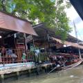 Autobús Lanzadera Gratuito a los Mercados Flotantes de Bangkok, Tailandia: Mercado Flotante Khlong Lat Mayom y Mercado Flotante Taling Chan, solo necesitas gastar ฿100 para un paseo en barco de cola larga de 60 minutos, con precios asequibles para comidas y souvenirs, es un mercado frecuentado por locales donde puedes experimentar la vida cotidiana tailandesa y disfrutar de la cultura de los mercados flotantes.