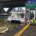 Croisière sur la rivière Chao Phraya à Bangkok, Thaïlande : Codes des quais, noms des quais, carte complète des attractions, embarquement au quai central Saphan Taksin avec le BTS, visites des attractions le long du parcours, ICONSIAM, marché de Khao San, marché de nuit au bord de la rivière, monument de la démocratie, marché Wang Lang, grand palais de Bangkok, temple du Bouddha d'Émeraude, Wat Phra Chetuphon, Wat Arun, Chao Phraya Sky Park, marché de nuit de Chinatown, marché Sampheng