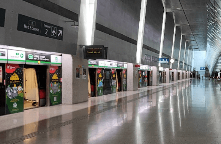 Featured image of post Guide de transport de l'aéroport de Changi à Singapour (Singapore Changi Airport : SIN) vers le centre-ville : Comment prendre les transports vers le centre-ville ? Comment retourner à l'aéroport ? Vous pouvez choisir entre le bus, le métro SMRT et le taxi pour aller et venir de l'aéroport ! Vous pouvez payer directement par carte de crédit ou carte EZ-Link pour le bus ou le métro SMRT ! Attention aux frais supplémentaires pour les taxis ! Réservez directement une voiture ou un minibus à l'aéroport pour aller n'importe où à Singapour ! Ou prenez la navette City Shuttle directement vers des hôtels désignés ! Les enfants de moins de 7 ans peuvent demander une carte de transport pour enfants à l'aéroport, tous les transports en commun sont gratuits pour les enfants !