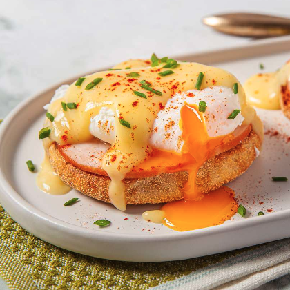 エッグベネディクト（ポーチドエッグにオランデーズソースをかけたもの） Eggs-benedict