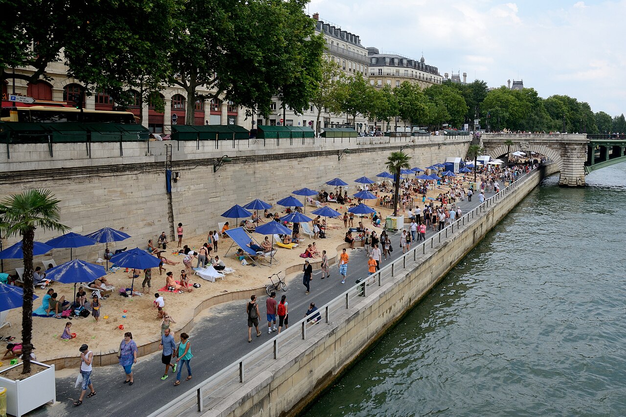 巴黎沙灘(Paris Plages)- 由 Peter Haas, CC BY-SA 3.0, https://commons.wikimedia.org/w/index.php?curid=36943405