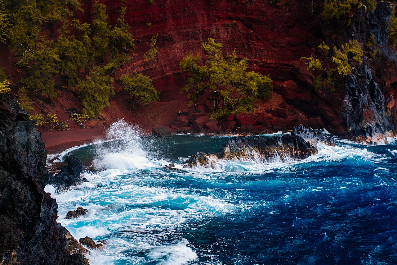 夏威夷 Kaihalulu 紅沙灘 - By Anton Repponen repponen - https://unsplash.com/photos/zNxlvCZhHNAImage at the Wayback MachineGallery at the Wayback Machine, CC0, https://commons.wikimedia.org/w/index.php?curid=62062415