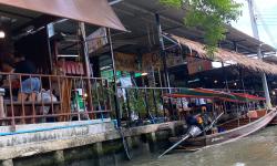 Featured image of post Bus Penjemputan Gratis Pasar Terapung Akhir Pekan di Bangkok, Thailand: Pasar Terapung Khlong Lat Mayom, Pasar Terapung Taling Chan, hanya perlu membayar ฿100 untuk naik perahu panjang selama 60 menit ke pasar terapung, makanan dan suvenir dengan harga terjangkau, merupakan pasar yang sering dikunjungi oleh penduduk setempat, memungkinkan Anda merasakan kehidupan sehari-hari orang Thailand dan menikmati budaya pasar terapung lokal