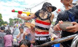 Featured image of post Qual é o significado e os costumes do Festival Songkran na Tailândia? Por que jogar água? O que os turistas precisam saber durante o Festival Songkran? Não apenas na Tailândia, mas também no Laos, Myanmar, Camboja e na etnia Dai da China têm o costume do Festival da Água! Por que não se deve jogar água em monges, idosos, crianças e policiais em serviço durante o festival?