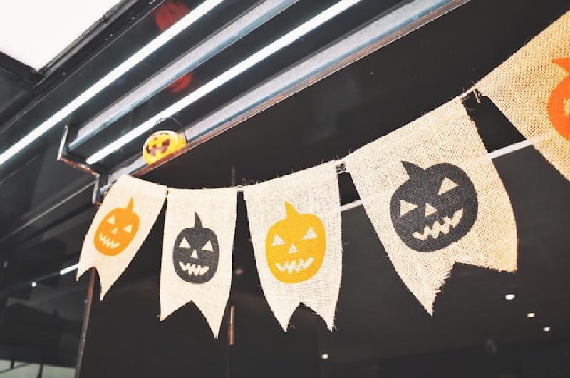 Featured image of post Ý nghĩa và phong tục của Halloween là gì? Tại sao có Halloween? Các hoạt động và phong tục Halloween là gì? Tại sao lại sử dụng đèn bí ngô (Jack-o'-lantern) trong Halloween? Ý nghĩa của không cho kẹo thì bị nghịch (Trick or Treat) và tiệc hóa trang là gì? Các phong tục hoặc cách thức tổ chức Halloween ở các vùng miền khác nhau là gì? Người Celt (Celt) sống ở đâu? Mối quan hệ giữa Người Celt (Celt) và Boston Celtics trong NBA là gì?